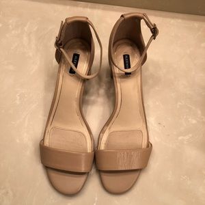 NWOT ALEX Marie tan heels